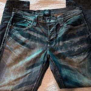 Men's Rock & Republic black jeans w/skull on pockets. Button fly. 36W. 31L. EUC.